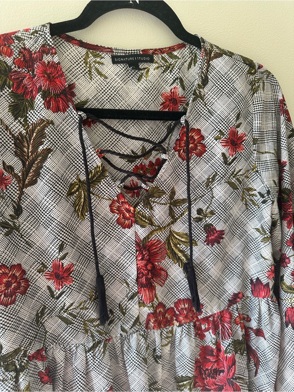 Signature Studio Red Floral Lace-Up Peasant Blouse - Picture 2 of 7